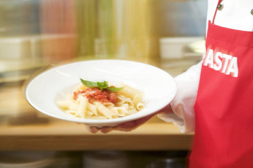 面食,通心粉,西方人,手,一个人,厨师,捧,横图,室内,特写,白天,侧面,西餐,餐具,叶子,欧洲,欧洲人,仅一个男性,仅一个人,仅一个中年男性,服装,朦胧,模糊,装饰,英文,标志,碟子,盘,围裙,文字,字符,字母,调料,酱料,酱汁,面,茄汁,通心面,佐料,料理,食品,绿叶,调味品,调味料,标识,番茄酱,酱,食物,衣服,红色,盘子,碟,手部,嫩叶,西式,服饰,英文字母,单手,华丽,修饰,点缀,配菜,衣着,穿着,衬托,美观,雅致,雅观,衣饰,男人,男性,中年男性,白种人,厨师长,厨子,大厨,主厨,叶,叶片,端,端着,捧着,手捧,半身,彩图