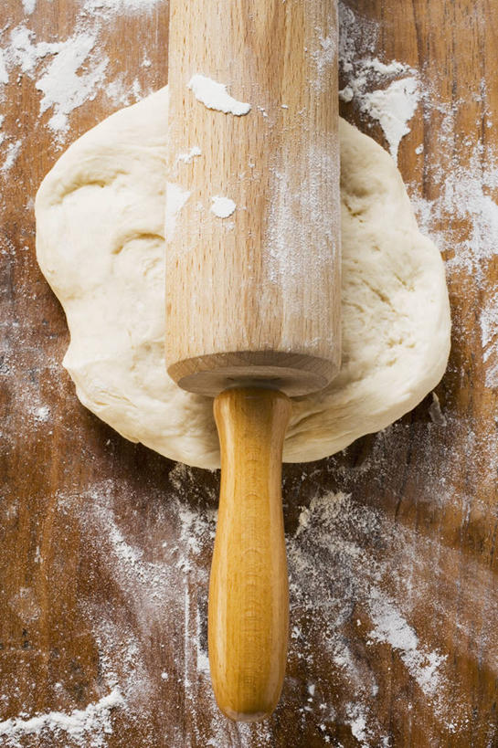 无人,竖图,俯视,室内,特写,白天,烹饪,西餐,餐桌,桌子,阴影,反射,木制,粉末,擀面杖,影子,面粉,料理,食品,披萨,匹萨,粮食,菜肴,美食,食物,一个,木制品,快餐,粉,西式,佳肴,单个,餐台,农产品,比萨,西式快餐,垃圾食品,原材料,意大利薄饼,粉状,彩图,高角度拍摄