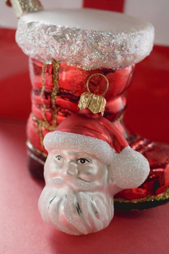 无人,竖图,俯视,室内,特写,白天,植物,餐桌,桌子,鞋子,圣诞节,圣诞老人,阴影,节日,庆祝,装饰,反射,影子,圣诞树,文化,靴子,装饰品,树,树木,绿色,自然,装饰物,庆典,生长,成长,餐台,纪念,华丽,修饰,点缀,牛仔靴,饰物,衬托,美观,雅致,雅观,彩图,高角度拍摄