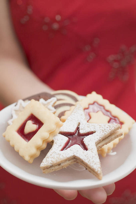 点心,西方人,手,一个人,捧,竖图,俯视,室内,特写,白天,餐具,欧洲,欧洲人,仅一个年轻女性,仅一个女性,仅一个人,一排,服装,整齐,碟子,盘,星星,食品,曲奇,食物,排列,一个,衣服,红色,盘子,碟,饼干,果酱,零食,星形,手部,服饰,单个,堆,单手,衣着,穿着,队列,五角形,曲奇饼,曲奇饼干,果子酱,衣饰,年轻女性,女人,女性,白种人,五角星,端,端着,捧着,手捧,半身,彩图,高角度拍摄,果酱曲奇