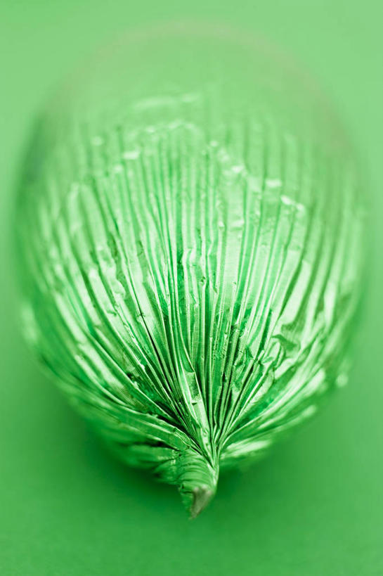 无人,竖图,俯视,室内,特写,白天,餐桌,桌子,复活节,绿色背景,阴影,节日,庆祝,反射,包装,包装纸,铝箔纸,锡箔纸,影子,纸,蛋,食品,糖,糖果,甜点,甜品,纸张,文化,食物,一个,绿色,甜食,巧克力,庆典,摄影,影棚,单个,餐台,纪念,朱古力,包装材料,彩蛋,锡箔,复活节彩蛋,铝箔,彩图,高角度拍摄,影棚拍摄,拍摄