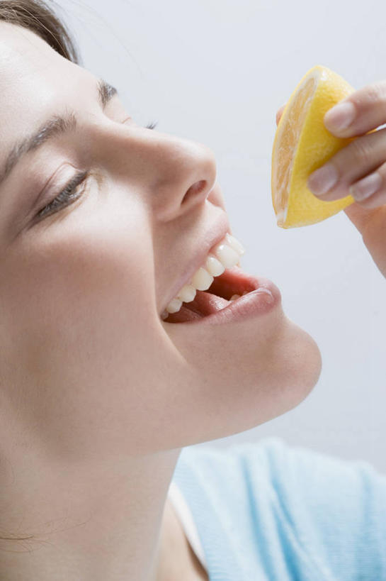 果汁,西方人,脸,头,脸颊,手,一个人,闭眼,捏,竖图,室内,特写,白天,白色背景,侧面,柠檬,水果,欧洲,欧洲人,仅一个年轻女性,仅一个女性,仅一个人,切开,服装,新鲜,生食,食品,果实,饮品,半个,捏着,柠檬汁,休闲装,食物,饮料,衣服,黄色,蓝色,切,张嘴,一半,休闲,手部,休闲服,摄影,服饰,有机食品,绿色食品,影棚,单手,可口,剖面,张大嘴巴,切面,适口,年轻女性,女人,女性,白种人,头部,脸部,脸蛋,面部,张开嘴,益母果,柠果,闭眼睛,闭着眼,闭着眼睛,半身,彩图,影棚拍摄,拍摄