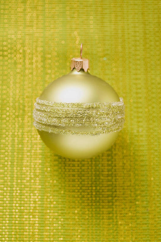 无人,竖图,俯视,室内,特写,白天,餐桌,桌子,静物,阴影,黄色背景,装饰,反射,挂饰,影子,圣诞球,球,一个,黄色,球体,摄影,影棚,单个,餐台,华丽,修饰,点缀,衬托,美观,雅致,雅观,彩图,高角度拍摄,影棚拍摄,拍摄