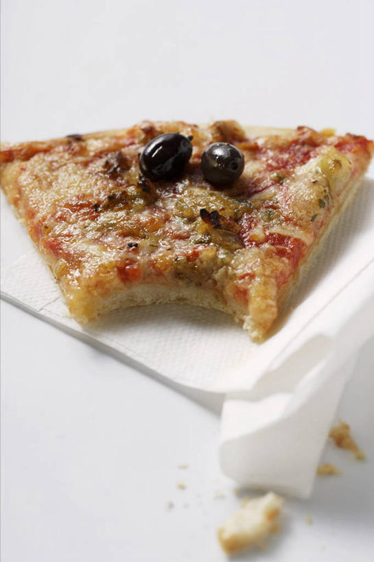 无人,竖图,俯视,室内,特写,白天,白色背景,烹饪,西餐,餐桌,桌子,橄榄,蔬菜,一块,阴影,新鲜,反射,影子,肉,鱼肉,料理,食品,披萨,匹萨,鲔鱼,金枪鱼,菜肴,美食,肉类,食物,快餐,西式,摄影,佳肴,有机食品,绿色食品,影棚,餐台,吞拿鱼,黑橄榄,比萨,肉食,西式快餐,垃圾食品,乌橄榄,乌榄,意大利薄饼,油橄榄,青果,白榄,彩图,高角度拍摄,影棚拍摄,拍摄