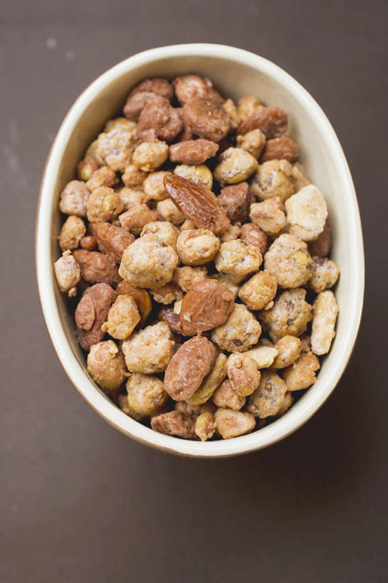 无人,竖图,俯视,室内,特写,白天,餐桌,桌子,一堆,许多,阴影,堆叠,堆积,棕色背景,反射,影子,陶瓷,坚果,果实,陶瓷制品,很多,一个,容器,碗,干果,摄影,影棚,单个,餐台,储藏,堆,储存,彩图,高角度拍摄,影棚拍摄,拍摄,贮存