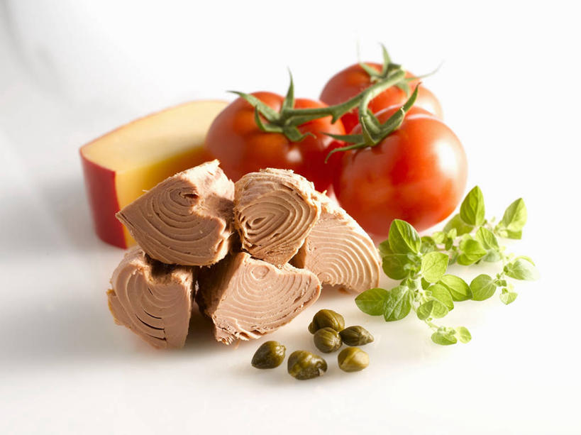 奶酪,无人,横图,俯视,室内,特写,白天,白色背景,植物,餐桌,桌子,蔬菜,西红柿,水果,阴影,新鲜,反射,影子,肉,鱼肉,干酪,起司,食品,草药,芝士,营养,鲔鱼,金枪鱼,肉类,中药,食物,乳酪,摄影,有机食品,绿色食品,影棚,餐台,牛至,吞拿鱼,乳制品,药材,中草药,滇香蕾,发酵,肉食,马槟榔,土香薷,中药材,本草,马金囊,水槟榔,紫槟榔,马金南,山槟榔,太极子,屈头鸡,荆芥,香薷,奥勒冈草,白花土荆芥,白花茵陈,川香薷,俄力冈叶,减脂叶,满山香,蘑菇草,披萨草,银薄荷,止痢草,番茄,彩图,高角度拍摄,影棚拍摄,拍摄