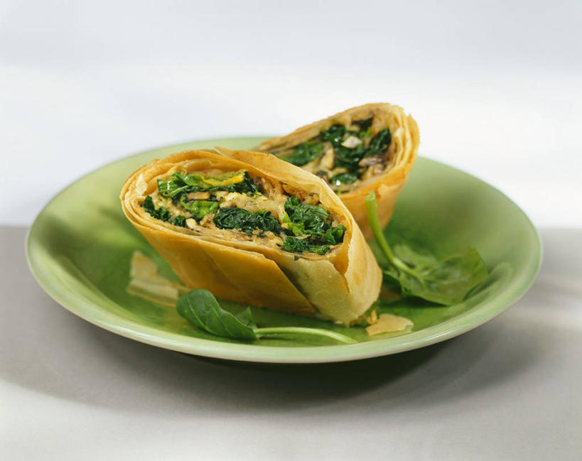 点心,无人,横图,俯视,室内,特写,白天,白色背景,餐桌,桌子,菠菜,蔬菜,餐具,叶子,阴影,新鲜,反射,碟子,盘,影子,食品,面点,绿叶,馅饼,食物,糕点,一个,盘子,碟,嫩叶,摄影,有机食品,绿色食品,影棚,单个,餐台,叶,叶片,鹦鹉菜,鼠根菜,角菜,红嘴绿鹦哥,赤根菜,菠薐菜,波斯草,彩图,高角度拍摄,影棚拍摄,拍摄