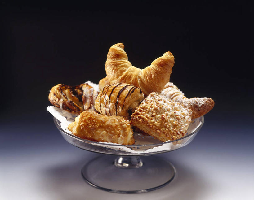 点心,面包,无人,横图,俯视,室内,特写,白天,餐桌,桌子,餐具,玻璃,一堆,许多,阴影,堆叠,堆积,黑色背景,反射,碟子,盘,影子,食品,面点,羊角面包,很多,玻璃制品,食物,糕点,一个,盘子,碟,牛角面包,摄影,影棚,单个,餐台,堆,彩图,高角度拍摄,影棚拍摄,拍摄