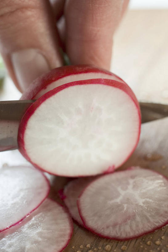 西方人,手,一个人,竖图,俯视,室内,特写,白天,萝卜,蔬菜,金属制品,欧洲,欧洲人,仅一个男性,仅一个人,一把,切开,握,朦胧,模糊,新鲜,金属,工具,食品,刀具,拿,拿着,食物,仅一个年轻男性,刀,切,手部,握着,有机食品,绿色食品,单手,菜刀,剖面,切面,切菜刀,大红萝卜,东北红萝卜,男人,男性,年轻男性,白种人,莱菔,红萝卜,半身,彩图,高角度拍摄