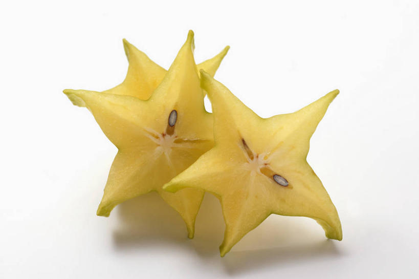 无人,横图,俯视,室内,特写,白天,白色背景,餐桌,桌子,水果,切开,阴影,新鲜,反射,影子,星星,生食,食品,果实,食物,黄色,杨桃,切,星形,摄影,有机食品,绿色食品,影棚,餐台,五敛子,三廉子,阳桃,洋桃,剖面,五角形,切面,五角星,彩图,高角度拍摄,影棚拍摄,拍摄