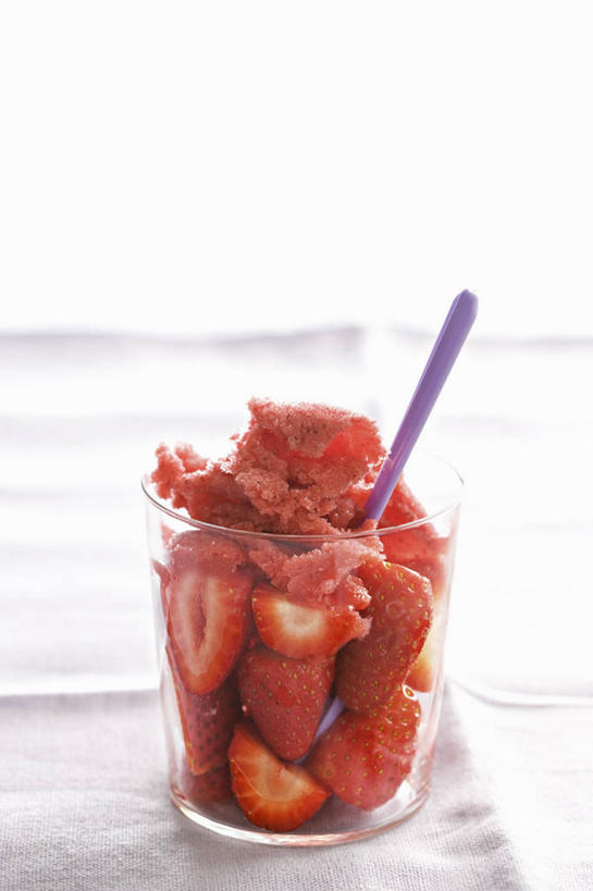 无人,竖图,俯视,室内,特写,白天,白色背景,餐桌,桌子,草莓,浆果,水果,玻璃,阴影,新鲜,反射,影子,勺子,生食,沙拉,食品,冰激凌,果实,清凉,色拉,沙律,水果沙拉,玻璃制品,食物,两个,玻璃瓶,瓶子,调羹,汤匙,冷饮,舒服,冰淇淋,摄影,有机食品,绿色食品,影棚,餐台,色拉酱,解暑,解渴,千岛酱,雪糕,广口瓶,舒爽,冰糕,消暑,洋莓,水果皇后,红莓,地莓,彩图,高角度拍摄,影棚拍摄,拍摄