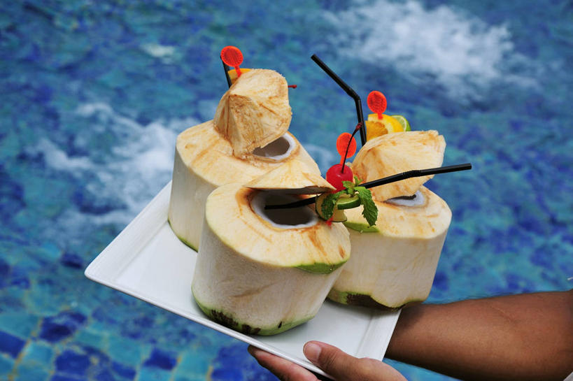 果汁,西方人,手,一个人,体育馆,游泳池,捧,横图,俯视,室外,特写,白天,水,餐具,水果,欧洲,欧洲人,双手,仅一个男性,仅一个人,阴影,新鲜,光线,碟子,盘,影子,塑料,水池,水面,生食,食品,果实,饮品,泳池,食物,饮料,仅一个年轻男性,阳光,盘子,塑料制品,吸管,碟,手部,有机食品,绿色食品,椰汁,椰子汁,游泳馆,空心,可口,饮管,适口,男人,男性,年轻男性,白种人,端,端着,捧着,手捧,半身,彩图,高角度拍摄,圆柱状