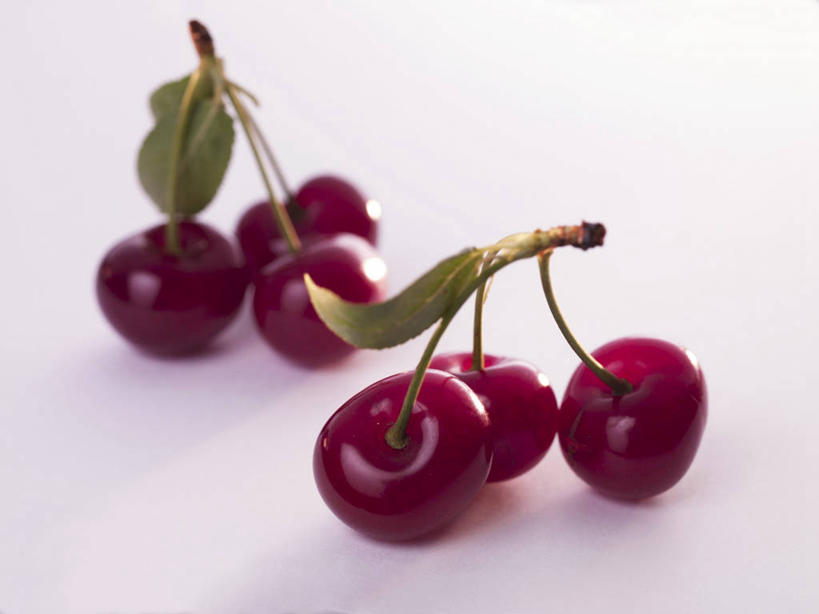 无人,横图,俯视,室内,特写,白天,餐桌,桌子,樱桃,水果,叶子,许多,阴影,粉色背景,新鲜,反射,影子,生食,食品,果实,绿叶,很多,食物,红色,嫩叶,摄影,有机食品,绿色食品,影棚,餐台,叶,叶片,樱珠,莺桃,英桃,楔桃,牛桃,荆桃,彩图,高角度拍摄,影棚拍摄,拍摄