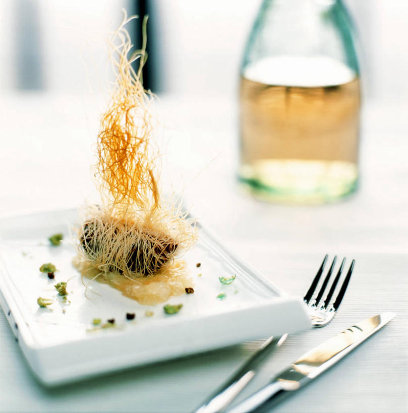 无人,竖图,俯视,室内,特写,白天,餐桌,桌子,蔬菜,土豆,餐具,阴影,朦胧,模糊,新鲜,反射,叉子,刀叉,刀子,碟子,盘,影子,肉,牛肉,食品,肉类,食物,三个,盘子,碟,有机食品,绿色食品,餐台,餐刀,肉食,餐叉,馍馍蛋,进餐用具,洋芋,山药蛋,马铃薯,彩图,高角度拍摄