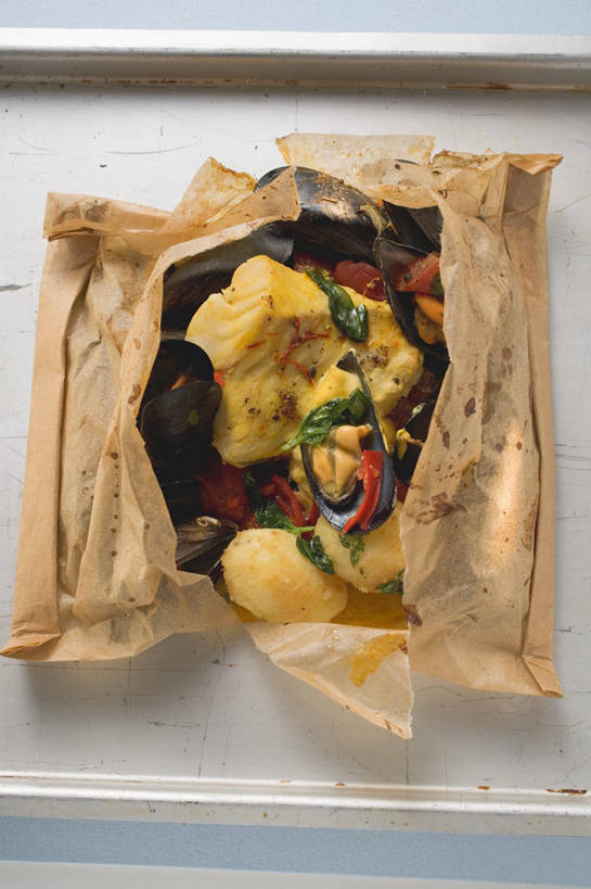 海鲜,无人,竖图,俯视,室内,特写,白天,白色背景,餐桌,桌子,贝壳,餐具,阴影,反射,包装,包装纸,碟子,铝箔纸,盘,锡箔纸,影子,纸,肉,鱼肉,纸张,水产,肉类,海洋生物,一个,盘子,碟,摄影,影棚,单个,餐台,包装材料,水生动物,海产品,贻贝,水生物,肉食,锡箔,海底动物,铝箔,海虹,淡菜,壳菜,青口,彩图,高角度拍摄,影棚拍摄,拍摄