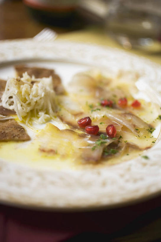 生鱼片,无人,竖图,俯视,室内,特写,白天,餐桌,桌子,石榴,餐具,水果,阴影,朦胧,模糊,新鲜,反射,碟子,盘,影子,肉,生食,鱼肉,鱼片,食品,果实,肉类,食物,一个,盘子,碟,有机食品,绿色食品,单个,餐台,肉食,沙西米,涂林,若榴,金罂,金庞,丹若,安石榴,彩图,高角度拍摄,刺身