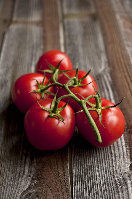 无人,竖图,俯视,室内,特写,白天,餐桌,桌子,蔬菜,西红柿,小番茄,五个,许多,阴影,新鲜,反射,影子,食品,食物,红色,有机食品,绿色食品,餐台,小西红柿,樱桃小番茄,珍珠小番茄,樱桃番茄,圣女果,番茄,彩图,高角度拍摄