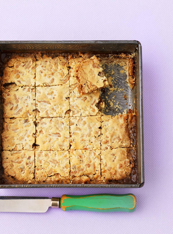 点心,无人,起跑线,起点,竖图,俯视,室内,特写,白天,下午茶,餐桌,桌子,餐具,阴影,紫色背景,开始,反射,碟子,工具,烤盘,盘,影子,黄油,食品,刀具,蛋挞,食物,糕点,两个,盘子,碟,刀,摄影,影棚,餐台,乳制品,餐刀,白脱油,起始,乳脂,蛋塔,彩图,高角度拍摄,影棚拍摄,拍摄,起跑点