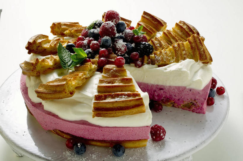 点心,无人,横图,俯视,室内,特写,白天,白色背景,下午茶,餐桌,桌子,浆果,餐具,水果,切开,阴影,新鲜,反射,碟子,盘,影子,灯笼果,生食,食品,甜点,甜品,果实,食物,糕点,一个,盘子,碟,甜食,奶油,切,摄影,有机食品,绿色食品,影棚,单个,餐台,乳制品,剖面,红醋栗,切面,海绵蛋糕,激凌,克林姆,淇淋,奶酪蛋糕,乳酪蛋糕,醋栗,彩图,高角度拍摄,影棚拍摄,拍摄,蛋糕