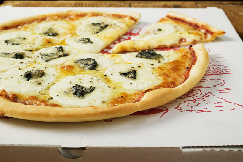 奶酪,无人,横图,俯视,室内,特写,白天,烹饪,西餐,餐桌,桌子,切开,阴影,反射,影子,纸盒,干酪,起司,料理,食品,披萨,匹萨,芝士,营养,菜肴,美食,盒子,食物,一个,包装盒,快餐,切,乳酪,西式,佳肴,单个,餐台,乳制品,比萨,发酵,剖面,西式快餐,垃圾食品,切面,蓝纹奶酪,意大利薄饼,马苏里拉,马苏里拉奶酪,马祖里拉,莫扎雷拉,莫兹瑞拉,斯提耳顿干酪,莫扎里拉,彩图,高角度拍摄