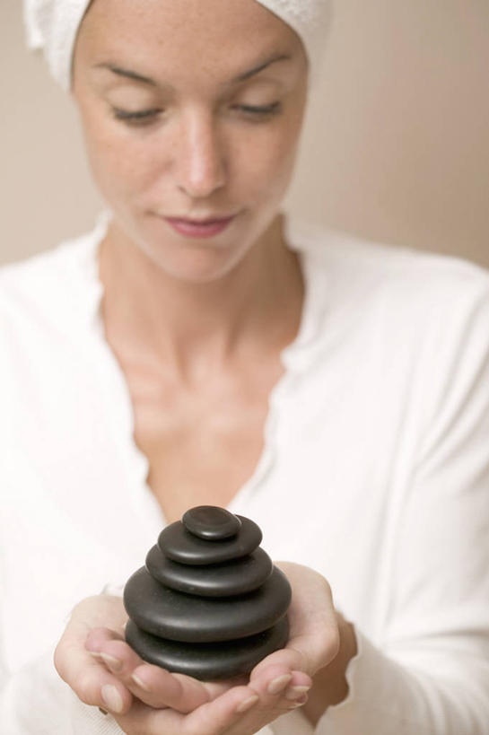 西方人,一个人,站,捧,竖图,室内,白天,正面,浴袍,按摩,美容,石头,欧洲,欧洲人,仅一个年轻女性,仅一个女性,仅一个人,一排,护肤,服装,整齐,石子,注视,排列,衣服,黑色,观察,看,站着,保养,享受,休闲,鹅卵石,放松,SPA水疗,保健,温泉浴场,摄影,服饰,影棚,观看,堆,察看,衣着,穿着,队列,关注,按摩石,养颜,衣饰,年轻女性,女人,女性,白种人,石块,矿泉疗养地,端,端着,捧着,手捧,站立,半身,彩图,影棚拍摄,汤帷子,浴衣,水疗,拍摄