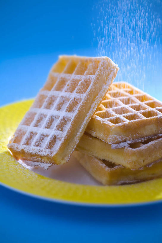 无人,投,竖图,俯视,室内,特写,白天,餐桌,桌子,餐具,一堆,阴影,堆叠,堆积,蓝色背景,反射,碟子,粉末,盘,影子,调料,糖,调味品,调味料,一个,黄色,盘子,碟,粉,摄影,影棚,单个,餐台,堆,华夫饼,糖粉,窝夫,格子饼,华夫,格仔饼,压花蛋饼,粉状,粉剂,抛,扔,撒,掷,彩图,高角度拍摄,影棚拍摄,拍摄,糖类