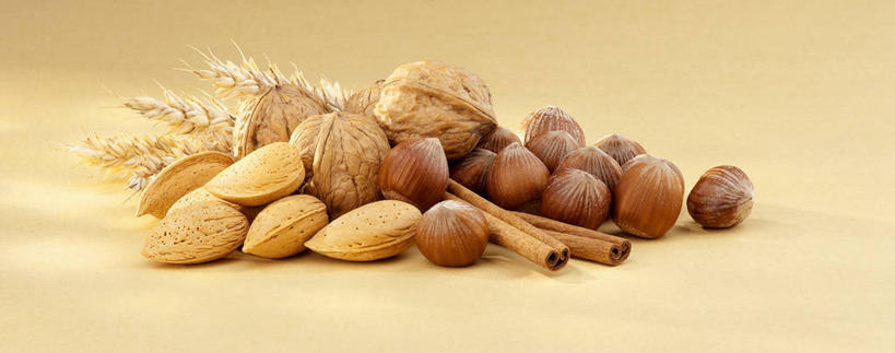 无人,横图,俯视,室内,特写,白天,农作物,小麦,餐桌,桌子,杏仁,阴影,黄色背景,反射,影子,调味,谷物,香料,佐料,坚果,果实,肉桂,干果,摄影,麦子,影棚,餐台,配料,榛子,桂皮,作料,官桂,牡桂,筒桂,香桂,玉桂,山板栗,杏子,杏梅仁,杏核仁,木落子,苦杏仁,彩图,高角度拍摄,影棚拍摄,拍摄