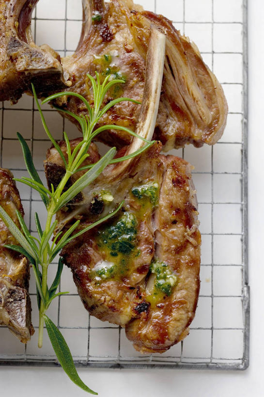 无人,竖图,俯视,室内,特写,白天,白色背景,烘焙,餐桌,桌子,叶子,金属制品,阴影,反射,金属,影子,肉,绿叶,羊肉,肉类,架子,嫩叶,摄影,影棚,餐台,迷迭香,肉食,海洋之露,冷却,冷却架,叶,叶片,彩图,高角度拍摄,影棚拍摄,拍摄