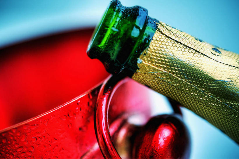 葡萄酒,无人,横图,俯视,室内,特写,白天,奢侈,快乐,杯子,阴影,蓝色背景,反射,高脚杯,影子,红酒杯,浪漫,红酒瓶,玻璃制品,酒,酒瓶,饮料,两个,玻璃瓶,酒杯,瓶子,香槟,诱惑,摄影,影棚,一瓶,葡萄酒杯,葡萄酒瓶,气泡酒,起泡酒,汽酒,玻璃杯,彩图,高角度拍摄,影棚拍摄,高兴,欢笑,拍摄