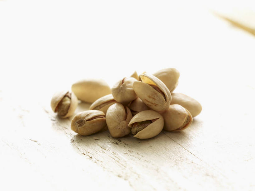 无人,横图,俯视,室内,特写,白天,白色背景,餐桌,桌子,一堆,许多,阴影,堆叠,堆积,反射,影子,坚果,很多,干果,摄影,影棚,餐台,堆,无名子,开心果,胡棒子,绿仁果,彩图,高角度拍摄,影棚拍摄,拍摄