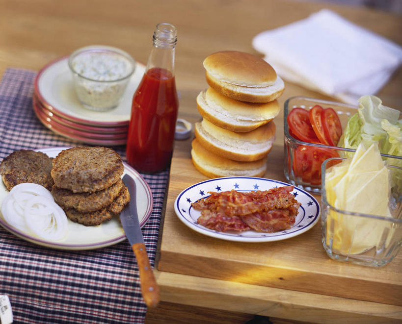 点心,面包,无人,横图,俯视,室内,特写,白天,烹饪,西餐,餐桌,桌子,餐具,许多,阴影,反射,碟子,盘,影子,塑料,陶瓷,调料,酱料,酱汁,茄汁,肉,佐料,汉堡,牛肉,料理,食品,面点,陶瓷制品,调味品,很多,调味料,番茄酱,酱,菜肴,美食,肉类,盒子,食物,糕点,盘子,容器,塑料制品,碟,碗,快餐,西式,佳肴,餐台,储藏,储存,肉食,西式快餐,垃圾食品,小圆面包,彩图,高角度拍摄,贮存