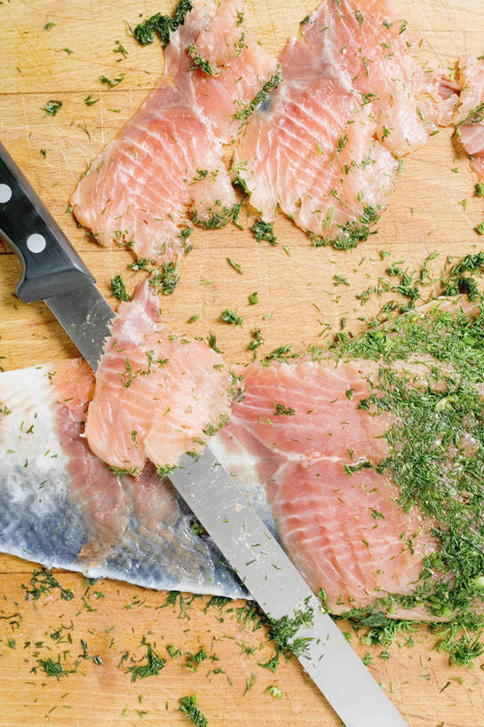 三文鱼,生鱼片,无人,竖图,俯视,室内,特写,白天,餐桌,桌子,鲑鱼,叶子,金属制品,一把,阴影,反射,金属,工具,影子,肉,鱼肉,鱼片,绿叶,刀具,肉类,刀,嫩叶,餐台,大马哈鱼,菜刀,肉食,莳萝,撒蒙鱼,萨门鱼,冰海之皇,鲑,洋茴香,土茴香,马哈鱼,麻哈鱼,大麻哈鱼,切菜刀,沙西米,叶,叶片,彩图,高角度拍摄,刺身