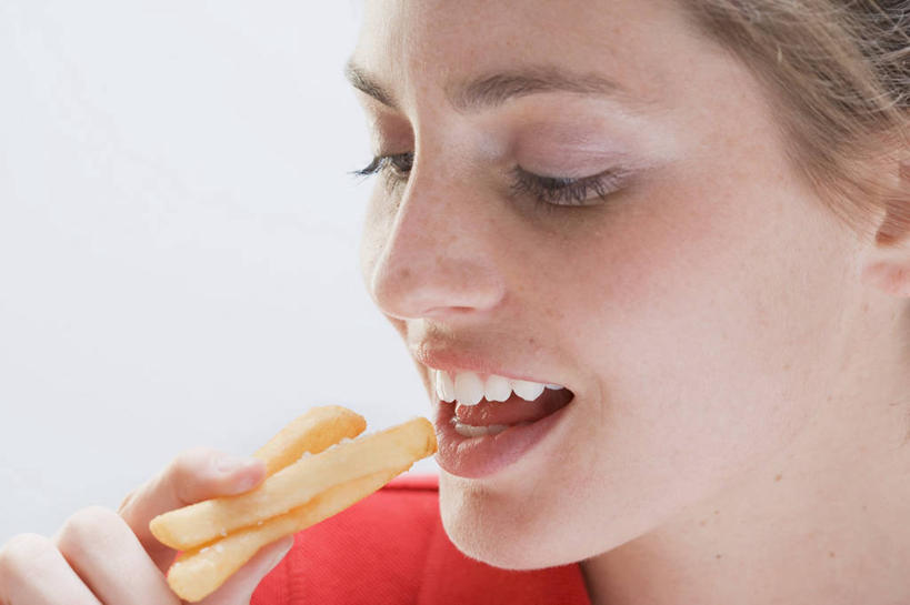 西方人,脸,头,脸颊,手,一个人,吃,横图,室内,特写,白天,白色背景,正面,烹饪,西餐,欧洲,欧洲人,仅一个年轻女性,仅一个女性,仅一个人,握,服装,料理,食品,拿,拿着,注视,休闲装,薯条,菜肴,美食,食物,衣服,红色,快餐,观察,看,休闲,手部,休闲服,西式,握着,摄影,服饰,佳肴,影棚,观看,单手,察看,关注,西式快餐,垃圾食品,年轻女性,女人,女性,白种人,头部,脸部,脸蛋,面部,嚼,食,半身,彩图,影棚拍摄,拍摄