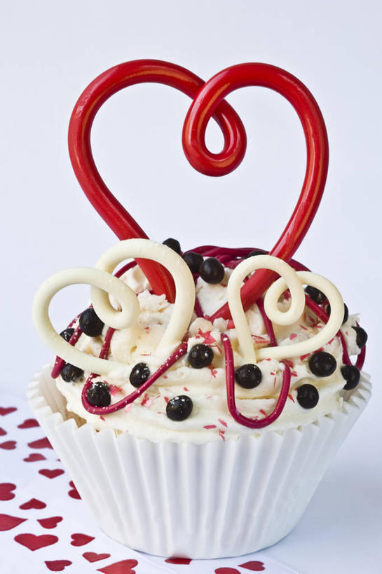 点心,无人,竖图,俯视,室内,特写,白天,白色背景,爱情,下午茶,餐桌,桌子,情人节,阴影,节日,爱心,庆祝,反射,影子,食品,浪漫,文化,松饼,食物,糕点,一个,庆典,温暖,温馨,心形,恩爱,摄影,影棚,单个,餐台,纪念,纸托,和睦,玛芬蛋糕,蛋糕托,蛋糕托纸,蛋糕纸托,心型,彩图,高角度拍摄,影棚拍摄,拍摄,融洽