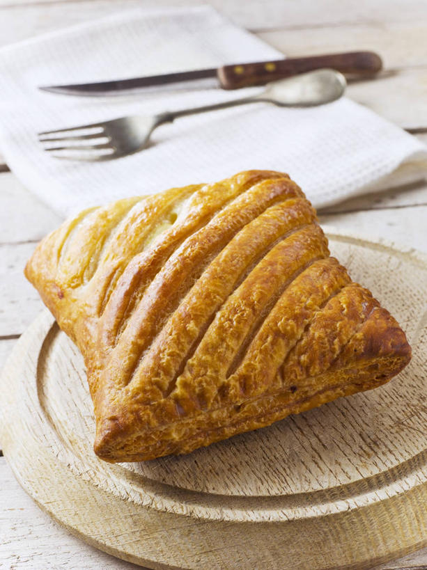 无人,竖图,俯视,室内,特写,白天,餐桌,桌子,餐具,阴影,反射,叉子,刀叉,刀子,碟子,盘,影子,鸡肉,肉,火腿,猪肉,肉类,腌制,三个,盘子,碟,餐台,餐刀,肉食,餐叉,豚肉,熏制,火肉,兰熏,猪腿,进餐用具,彩图,高角度拍摄