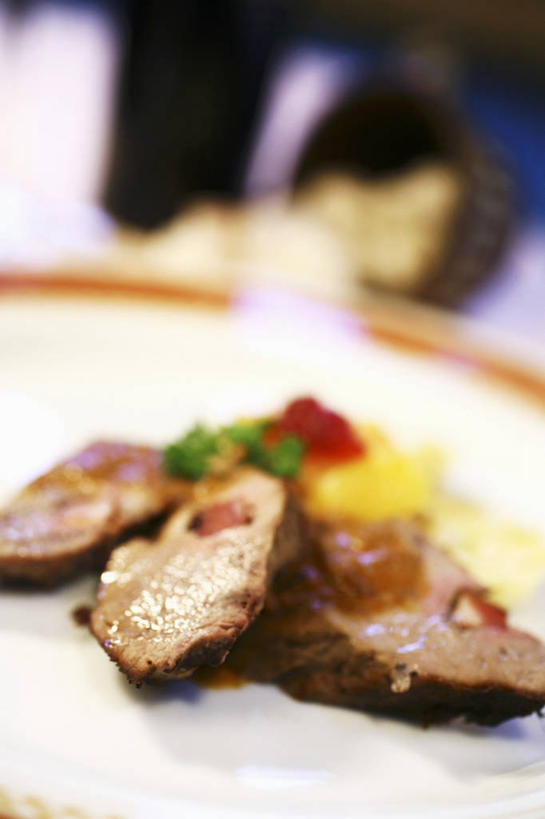 无人,竖图,俯视,室内,特写,白天,烹饪,西餐,餐桌,桌子,餐具,切开,阴影,朦胧,模糊,反射,碟子,盘,影子,肉,牛排,牛肉,料理,食品,菜肴,美食,肉类,食物,一个,盘子,碟,切,西式,佳肴,单个,餐台,剖面,肉食,切面,彩图,高角度拍摄