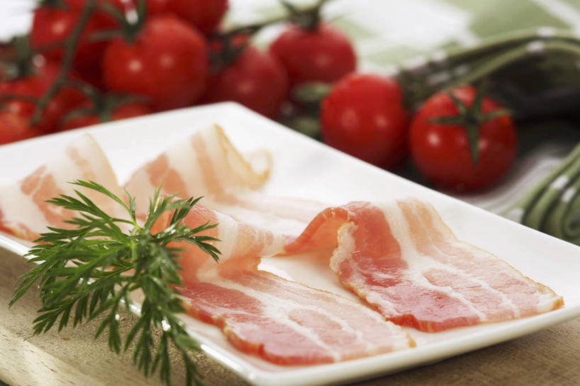 无人,横图,俯视,室内,特写,白天,餐桌,桌子,蔬菜,西红柿,小番茄,餐具,叶子,切开,阴影,朦胧,模糊,新鲜,装饰,反射,碟子,盘,影子,肉,食品,绿叶,火腿,猪肉,肉类,食物,腌制,一个,红色,盘子,碟,切,嫩叶,有机食品,绿色食品,单个,餐台,华丽,修饰,点缀,配菜,剖面,肉食,切面,豚肉,衬托,美观,雅致,雅观,熏制,火肉,兰熏,猪腿,小西红柿,樱桃小番茄,珍珠小番茄,叶,叶片,樱桃番茄,圣女果,番茄,彩图,高角度拍摄