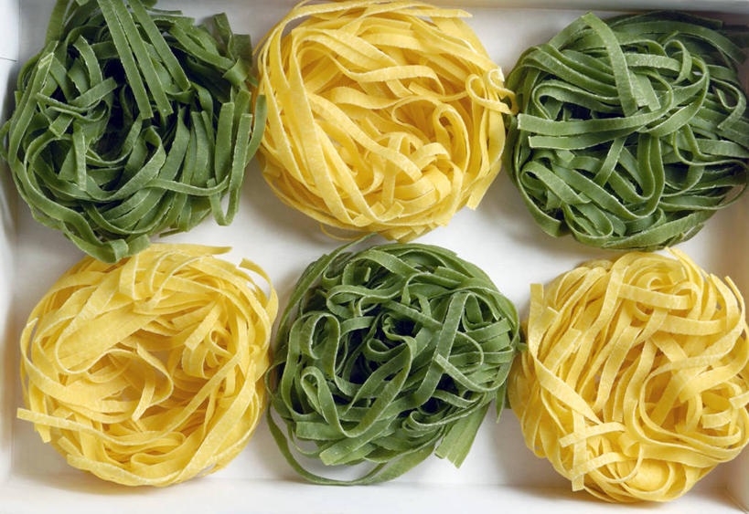 面食,面条,意大利面,无人,横图,俯视,室内,特写,白天,西餐,餐桌,桌子,一排,许多,阴影,整齐,并列,并排,反射,影子,面,料理,食品,很多,食物,排列,黄色,绿色,西式,餐台,队列,平行,彩图,高角度拍摄