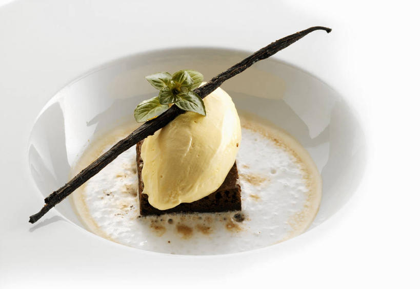 点心,无人,横图,俯视,室内,特写,白天,白色背景,下午茶,植物,餐桌,桌子,阴影,反射,影子,陶瓷,食品,糖,糖果,冰激凌,甜点,甜品,草药,药草,陶瓷制品,清凉,巧克力蛋糕,中药,食物,糕点,一个,容器,碗,甜食,冷饮,巧克力,舒服,冰淇淋,清热,摄影,影棚,单个,餐台,储藏,朱古力,解暑,储存,解渴,药材,中草药,雪糕,香草兰,舒爽,中药材,本草,冰糕,消暑,解毒,婆绒花,山薄荷,石母草,彩图,高角度拍摄,影棚拍摄,拍摄,贮存,蛋糕