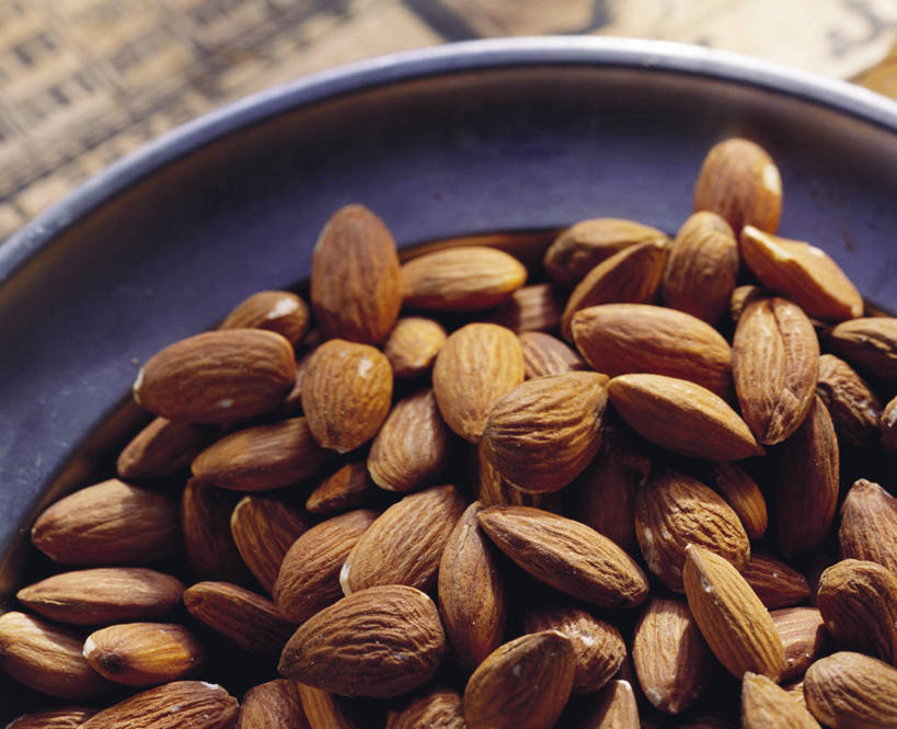 无人,横图,俯视,室内,特写,白天,餐桌,桌子,杏仁,一堆,许多,阴影,堆叠,堆积,反射,影子,陶瓷,陶瓷制品,很多,一个,容器,碗,单个,餐台,储藏,堆,储存,杏子,杏梅仁,杏核仁,木落子,苦杏仁,彩图,高角度拍摄,贮存