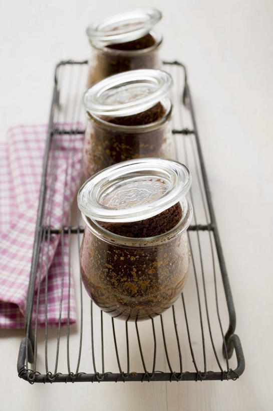 点心,无人,竖图,俯视,室内,特写,白天,白色背景,烘焙,下午茶,餐桌,桌子,金属制品,一排,阴影,整齐,反射,金属,罐子,影子,食品,糖,糖果,甜点,甜品,巧克力蛋糕,架子,玻璃制品,食物,糕点,排列,三个,玻璃瓶,瓶子,甜食,巧克力,摄影,影棚,餐台,朱古力,队列,冷却,冷却架,彩图,高角度拍摄,影棚拍摄,拍摄,蛋糕