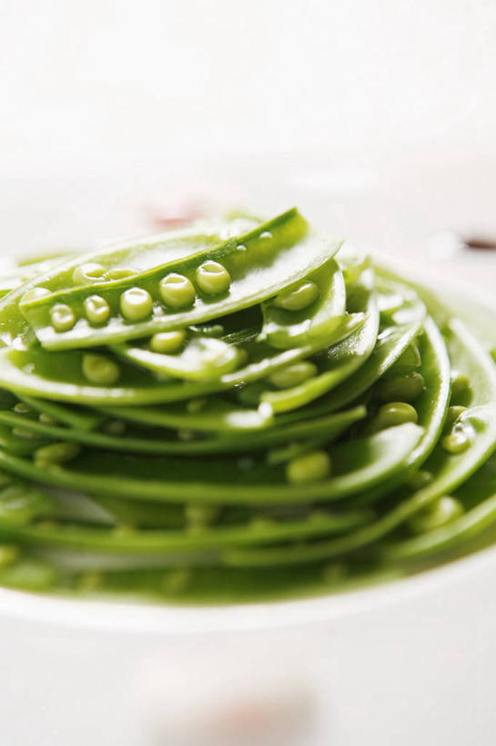 无人,竖图,俯视,室内,特写,白天,白色背景,植物,餐桌,桌子,豆,蔬菜,一堆,许多,阴影,堆叠,堆积,新鲜,反射,影子,陶瓷,豆类,豆子,食品,陶瓷制品,很多,食物,一个,容器,碗,摄影,有机食品,绿色食品,影棚,单个,餐台,储藏,堆,储存,绿豆,豆科,青小豆,菉豆,植豆,彩图,高角度拍摄,影棚拍摄,拍摄,贮存