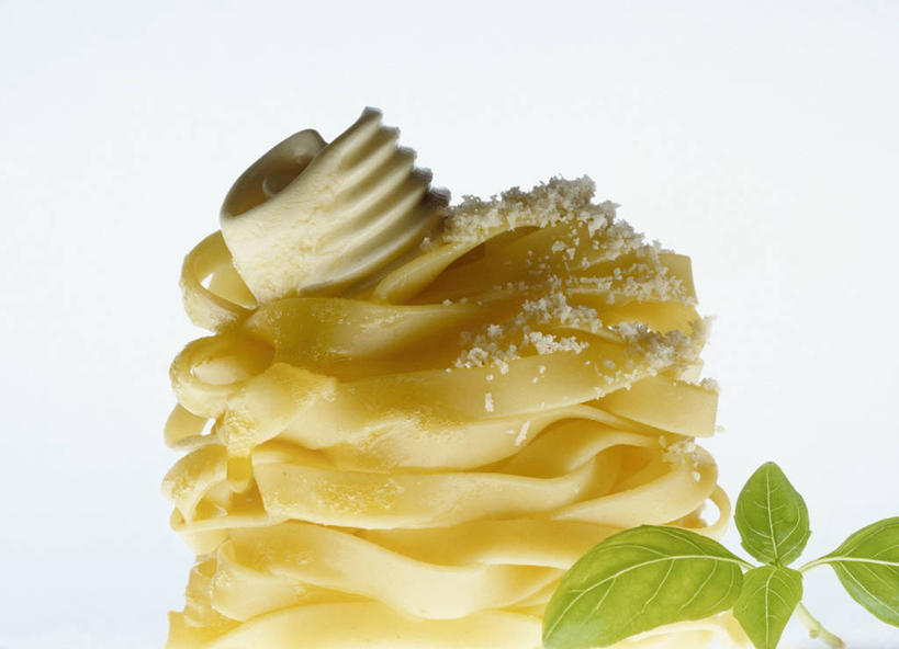 面食,面条,奶酪,意大利面,无人,横图,室内,特写,白天,白色背景,正面,西餐,植物,餐桌,桌子,叶子,阴影,反射,影子,面,香料,干酪,黄油,起司,料理,食品,绿叶,草药,芝士,营养,中药,食物,香草,嫩叶,乳酪,西式,摄影,影棚,餐台,罗勒,乳制品,白脱油,紫苏,药材,中草药,发酵,九层塔,圣约瑟夫草,甜罗勒,兰香,中药材,本草,乳脂,叶,叶片,彩图,影棚拍摄,拍摄