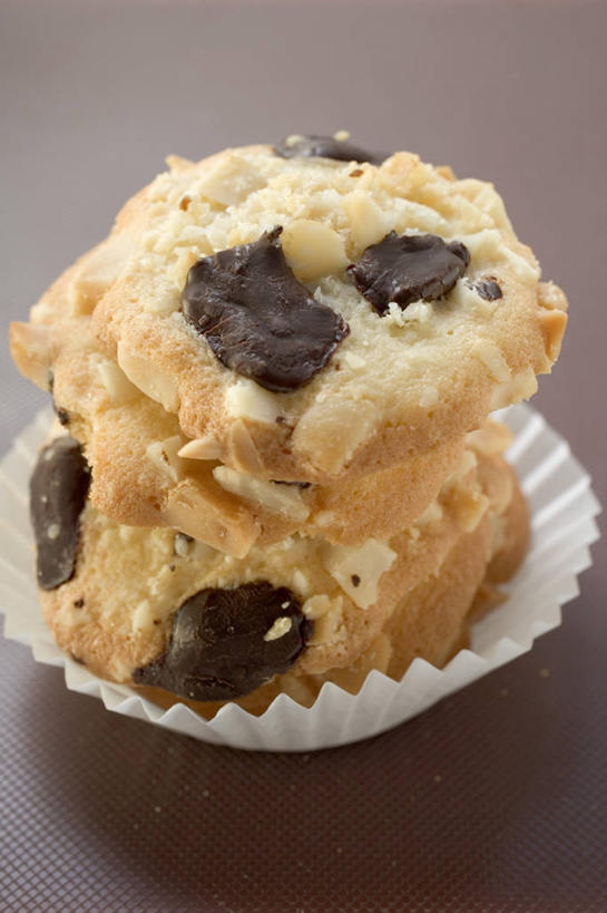 点心,无人,竖图,俯视,室内,特写,白天,下午茶,餐桌,桌子,阴影,棕色背景,反射,影子,食品,糖,糖果,甜点,甜品,松饼,食物,糕点,一个,甜食,巧克力,摄影,影棚,单个,餐台,朱古力,纸托,黑巧克力,玛芬蛋糕,蛋糕托,蛋糕托纸,蛋糕纸托,彩图,高角度拍摄,影棚拍摄,拍摄,巧克力松饼