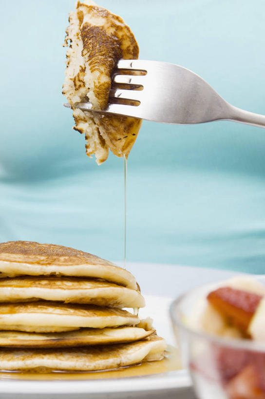 点心,煎饼,无人,竖图,室内,特写,白天,正面,餐桌,桌子,餐具,水果,一排,阴影,朦胧,模糊,新鲜,整齐,反射,粘稠,叉子,碟子,盘,影子,调料,生食,沙拉,食品,糖,果实,调味品,调味料,文化,色拉,沙律,水果沙拉,小吃,食物,糕点,排列,两个,盘子,碟,甜食,有机食品,绿色食品,餐台,色拉酱,堆,糖浆,队列,千岛酱,薄煎饼,黏稠,餐叉,浓厚,进餐用具,彩图,班戟,薄烤饼