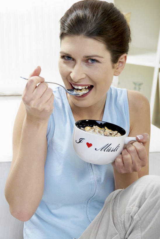 西方人,一个人,坐,笑,吃,微笑,露齿笑,竖图,室内,白天,正面,早餐,欧洲,欧洲人,仅一个年轻女性,仅一个女性,仅一个人,一堆,握,堆叠,堆积,服装,勺子,陶瓷,谷物,食品,陶瓷制品,拿,拿着,注视,休闲装,美食,饮食,衣服,蓝色,容器,调羹,汤匙,碗,观察,看,休闲,休闲服,握着,保健,服饰,观看,储藏,堆,麦片,察看,储存,关注,燕麦片,年轻女性,女人,女性,白种人,嚼,食,坐着,半身,彩图,贮存