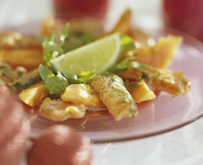 三文鱼,无人,横图,俯视,室内,特写,白天,餐桌,桌子,鲑鱼,餐具,水果,玻璃,切开,阴影,朦胧,模糊,新鲜,反射,碟子,盘,影子,肉,生食,鱼肉,食品,果实,肉类,玻璃制品,食物,一个,盘子,碟,切,有机食品,绿色食品,单个,餐台,大马哈鱼,剖面,肉食,切面,撒蒙鱼,萨门鱼,冰海之皇,鲑,酸橙,马哈鱼,麻哈鱼,大麻哈鱼,代代,橙子,橙,彩图,高角度拍摄