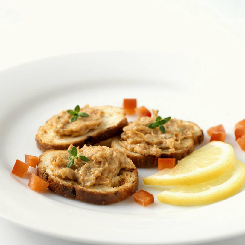 点心,面包,无人,方图,俯视,室内,特写,白天,白色背景,餐桌,桌子,鳟鱼,餐具,切开,阴影,反射,碟子,盘,影子,调料,酱料,酱汁,肉,鱼肉,佐料,食品,面点,调味品,调味料,酱,肉类,食物,糕点,一个,盘子,碟,切,摄影,影棚,单个,餐台,剖面,肉食,小圆面包,切面,鮅,赤眼鱼,红目鳟,红眼棒,野草鱼,彩图,高角度拍摄,影棚拍摄,拍摄