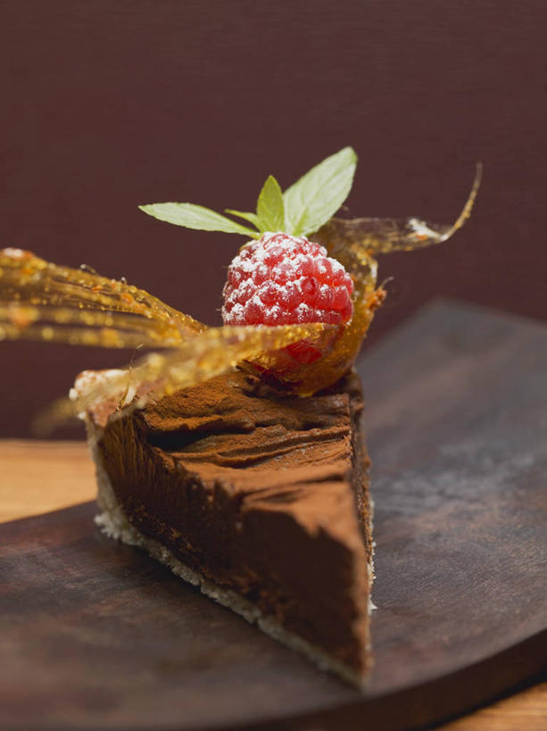 点心,无人,竖图,俯视,室内,特写,白天,下午茶,餐桌,桌子,水果,叶子,一块,切开,阴影,棕色背景,新鲜,反射,影子,生食,食品,糖,糖果,甜点,甜品,果实,绿叶,巧克力蛋糕,食物,糕点,红色,甜食,巧克力,切,嫩叶,摄影,有机食品,绿色食品,影棚,餐台,朱古力,剖面,山莓,树莓,三月泡,四月泡,山抛子,刺葫芦,悬钩子,馒头菠,高脚菠,龙船泡,泡儿刺,切面,叶,叶片,彩图,高角度拍摄,影棚拍摄,拍摄,蛋糕