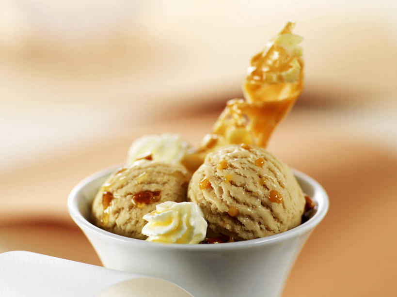 无人,横图,俯视,室内,特写,白天,餐桌,桌子,一堆,阴影,堆叠,堆积,朦胧,模糊,反射,影子,陶瓷,冰激凌,陶瓷制品,清凉,一个,容器,碗,冷饮,舒服,冰淇淋,单个,餐台,储藏,堆,解暑,储存,解渴,雪糕,焦糖,圣代,舒爽,冰糕,消暑,彩图,高角度拍摄,水果冰激凌,新地,贮存